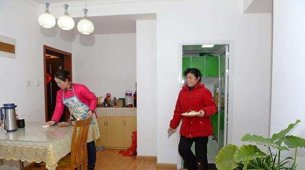 婚後婆婆送我一件衣服，我沒在意丟在一旁，三年後打開我哭成淚人