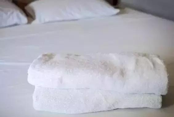 公公婆婆來家裡住了一晚，走後我收拾屋子，我決定和老公離婚！