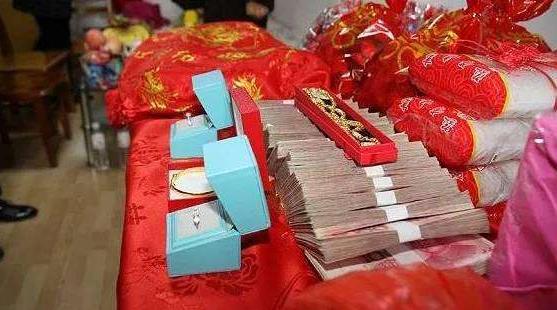 回娘家探親，老公一分不給只給一壇酸菜，母親打開後，蒙了