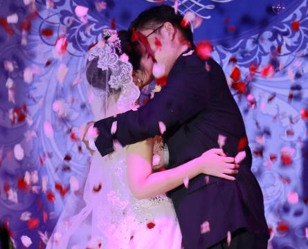 離婚9年丈夫每月給兒子2百，兒子讀大學去取錢，看見餘額癱地上
