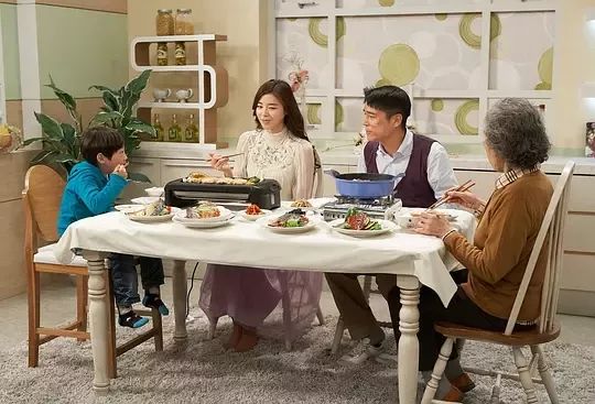為什麼再苦再難也要自己帶孩子？兩位媽媽的做法造就了兩個孩子不同的人生
