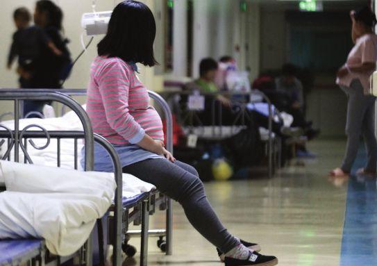 兒媳生了女兒被婆婆趕回家，多年後婆婆送給兒媳一套房