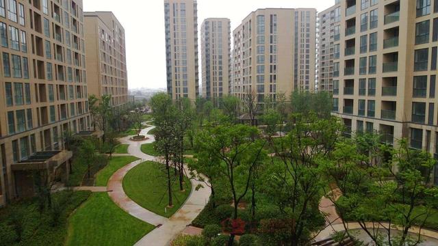 兒媳生了女兒被婆婆趕回家，多年後婆婆送給兒媳一套房