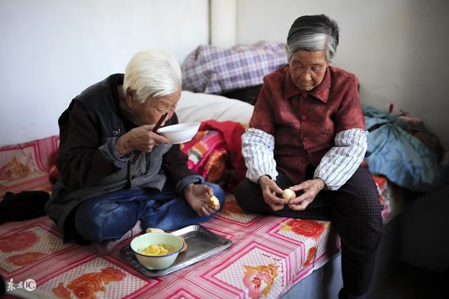 兒媳生了女兒被婆婆趕回家，多年後婆婆送給兒媳一套房