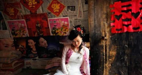 小姑子出嫁，嫂子送親，途中偷走她的陪嫁，溜公廁一看，含淚自首