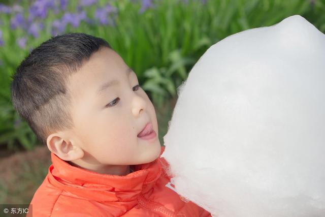 5歲男孩失蹤，夫婦苦尋未果，鄰居傻子一句喃喃自語，夫妻愣了