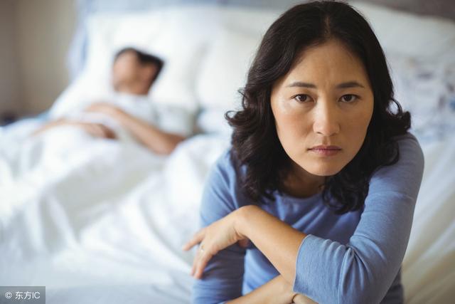 母子離鄉背井20年，某天一輛豪車停門前，看到下車的人，母親怒了
