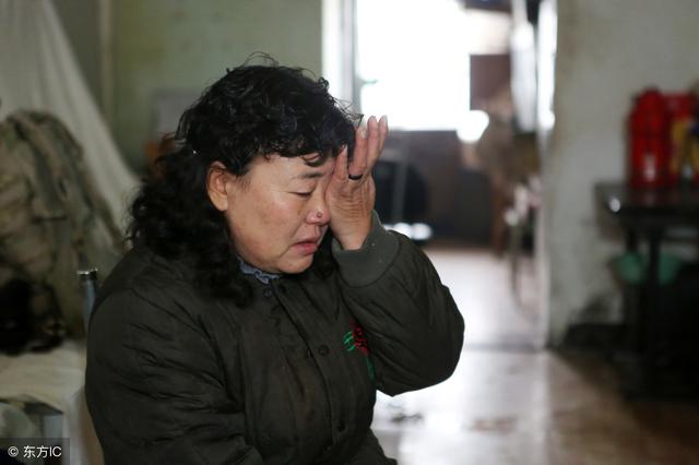 母子離鄉背井20年，某天一輛豪車停門前，看到下車的人，母親怒了