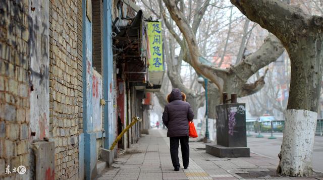 送雞蛋給女兒，女婿一臉嫌棄，女兒給我雙舊鞋，回家後我滿面淚痕！