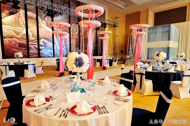 女兒要結婚，父親扮乞丐試探女婿，不料一開門，就被嚇一跳