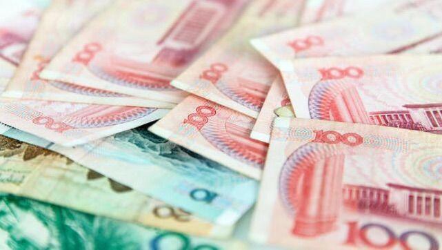 兒子買房我讓女兒出十萬，女婿給我送來二十萬，我讓女兒跟他離婚