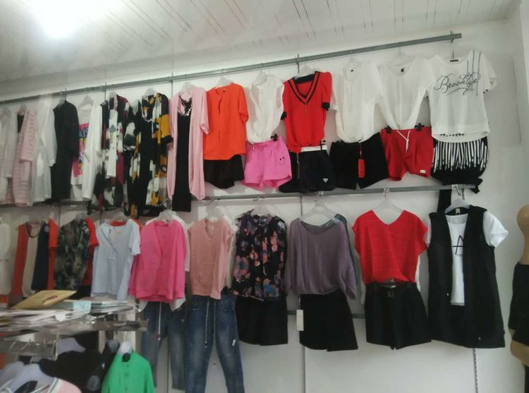 兒媳開服裝店，婆婆每天拿走一件送人，兩年後門口來一群人，傻住