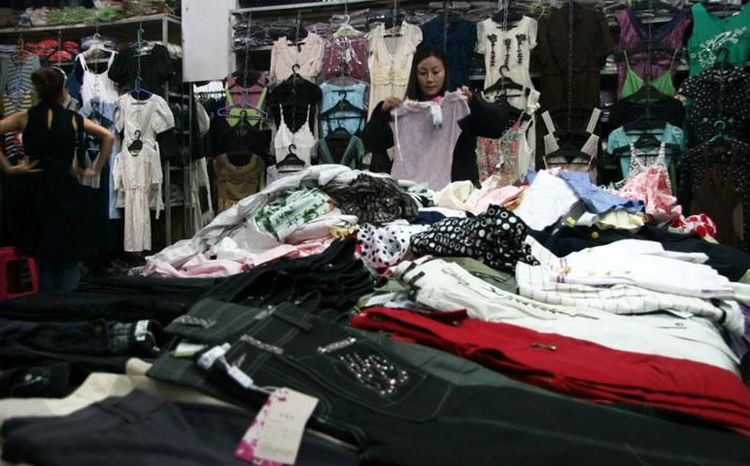 兒媳開服裝店，婆婆每天拿走一件送人，兩年後門口來一群人，傻住