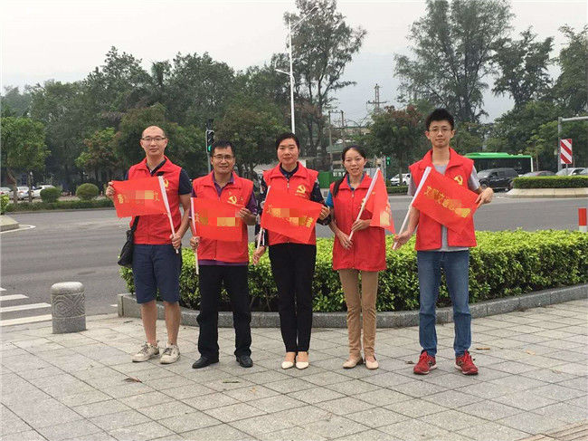 兒媳開服裝店，婆婆每天拿走一件送人，兩年後門口來一群人，傻住