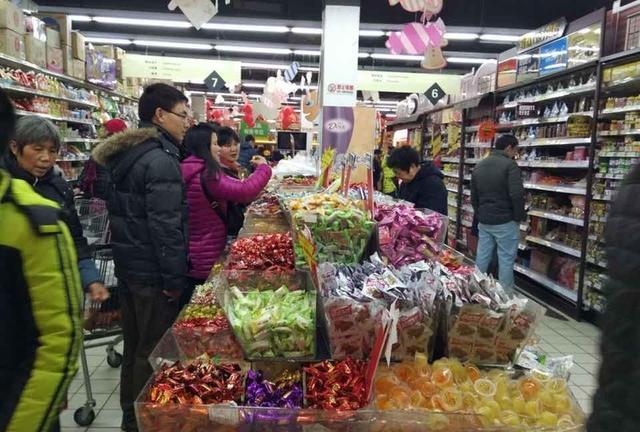 婆婆每次買菜都不付錢，老闆追家來，婆婆張開手，俺和老闆都淚目