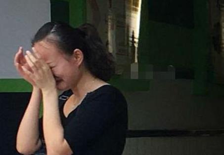 婆婆每次買菜都不付錢，老闆追家來，婆婆張開手，俺和老闆都淚目