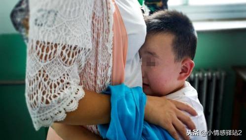 繼父辛苦供我上大學，畢業後我回去孝敬他，到家推開門我蒙了