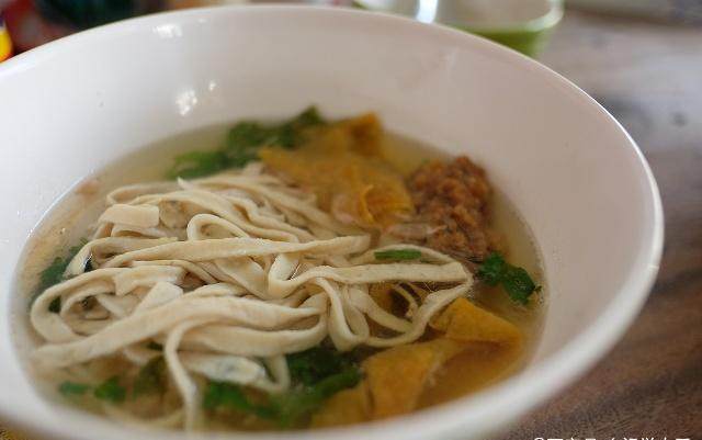 去兒子家吃飯，發現碗里有頭髮，悄悄和兒媳換了碗，轉身倒在地