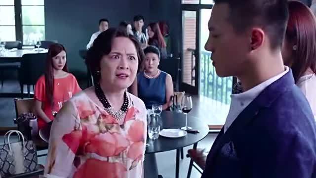 婚禮現場給長輩敬茶，婆婆說了十二個字，我摘下婚紗走人