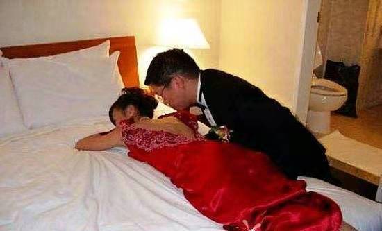新婚夜，老婆裹著被子不讓碰，俺覺得不對，撕開後，俺想離婚