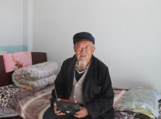 老父親看不懂存摺，讓兒媳幫忙取錢，兒子之後看到餘額直接哭了！