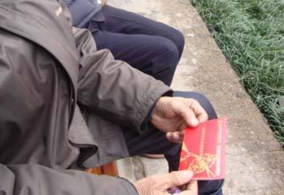 老父親看不懂存摺，讓兒媳幫忙取錢，兒子之後看到餘額直接哭了！