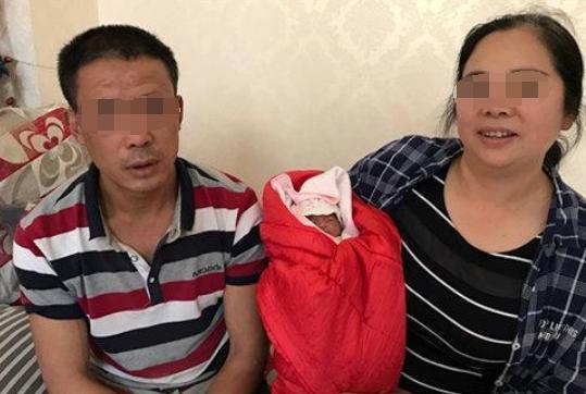 老父親看不懂存摺，讓兒媳幫忙取錢，兒子之後看到餘額直接哭了！