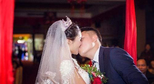 新婚夜老公說口渴，妻子沒在意，隔天掀開被子，婆婆破口大罵