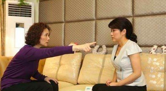 新婚夜老公說口渴，妻子沒在意，隔天掀開被子，婆婆破口大罵