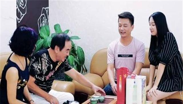 流產後就上班，身體不適提前回家，聽見婆婆的笑聲，我把家砸了！
