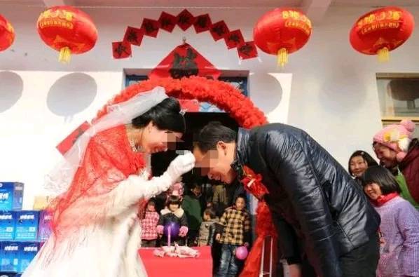 爸爸再婚娶嬌妻，兒子穿喪服搗亂，新娘掀起蓋頭，兒子乖乖地喊媽