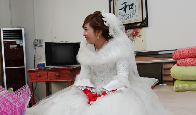 爸爸再婚娶嬌妻，兒子穿喪服搗亂，新娘掀起蓋頭，兒子乖乖地喊媽