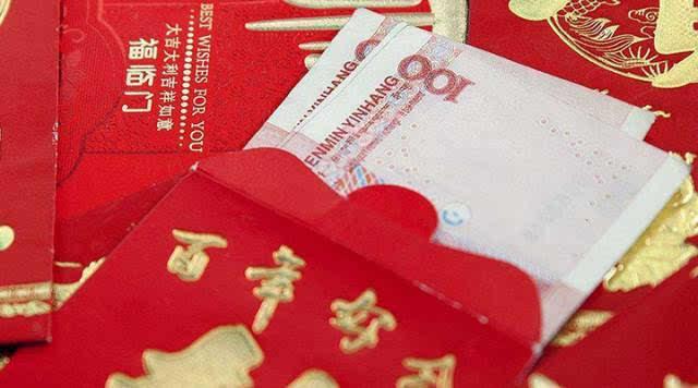 新婚第二天，婆婆討要份子錢，兒媳假裝找錢包，掀開被，憤而離婚