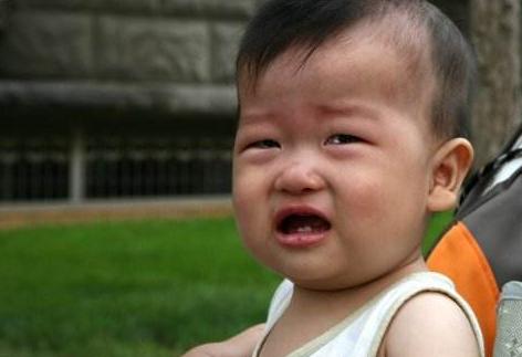 2歲男童不吃飯只喝奶，奶奶偷嘗一口，得知原因對兒媳大打出手