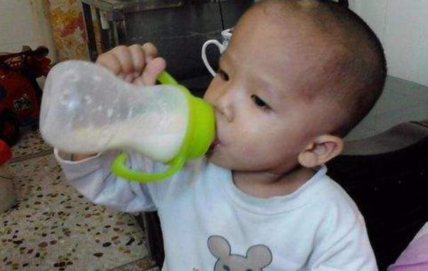 2歲男童不吃飯只喝奶，奶奶偷嘗一口，得知原因對兒媳大打出手