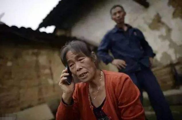 新婚夜丈夫去世，被婆婆罵回娘家，過幾天回到婚房，婆婆含淚自首