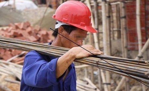 閨女去工地找爸爸，發現爸爸停路邊的豪車，偷偷跟蹤，她紅了眼眶