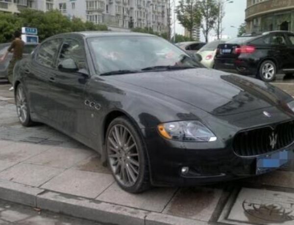 閨女去工地找爸爸，發現爸爸停路邊的豪車，偷偷跟蹤，她紅了眼眶