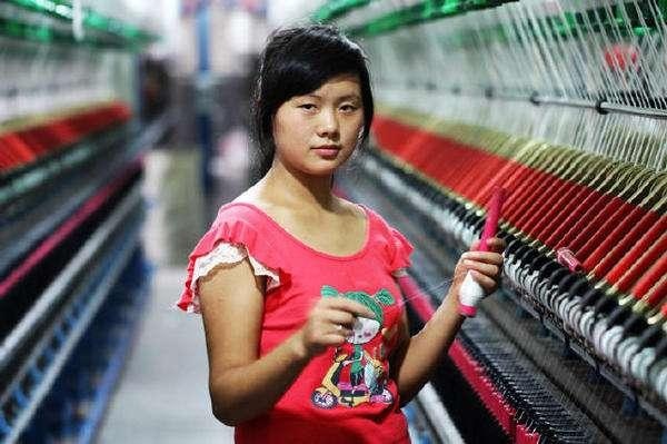 公公帶兒子每月給3千，看小姑子發的「照片」，我怒給公公兩耳光！