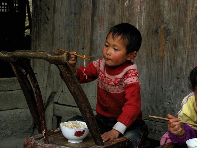 公公帶兒子每月給3千，看小姑子發的「照片」，我怒給公公兩耳光！