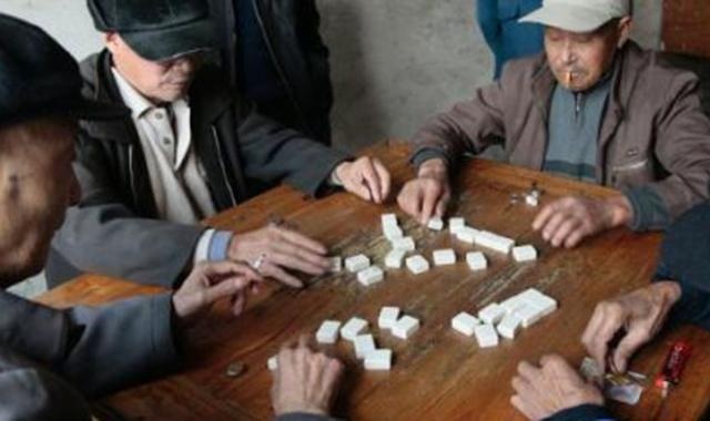 公公帶兒子每月給3千，看小姑子發的「照片」，我怒給公公兩耳光！