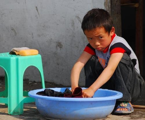 公公帶兒子每月給3千，看小姑子發的「照片」，我怒給公公兩耳光！