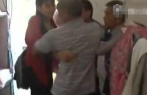 公公帶兒子每月給3千，看小姑子發的「照片」，我怒給公公兩耳光！
