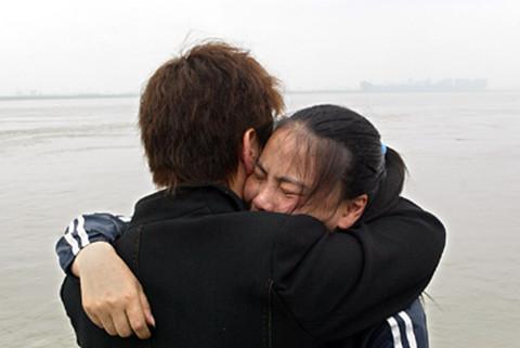 離婚3年前妻沒有改嫁，他帶年輕老婆去嘲笑前妻，推開門後淚目