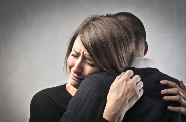 母親去世時把五十萬存款給了前妻三年後前妻上門我和她抱頭痛哭