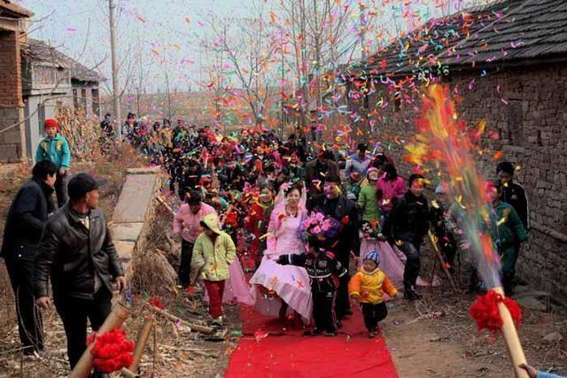爸爸去世1年，媽媽另嫁他人，新婚夜7歲兒子門口喊：爸回來啦
