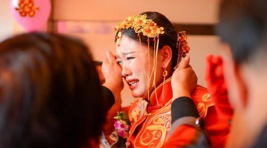 新婚夜妻子發燒，丈夫冒雪買藥，忘拿錢包返回，才知妻子是畜生！