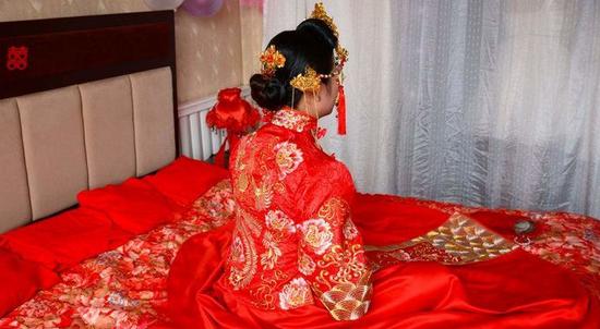 新婚夜妻子發燒，丈夫冒雪買藥，忘拿錢包返回，才知妻子是畜生！