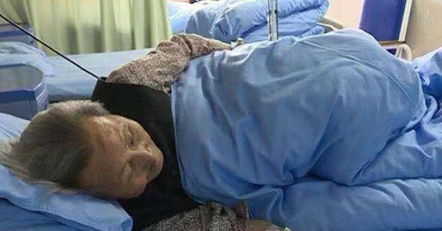 家婆癱瘓，被媳婦趕豬圈，摸到她給的被子怪怪的，打開，家婆樂啦