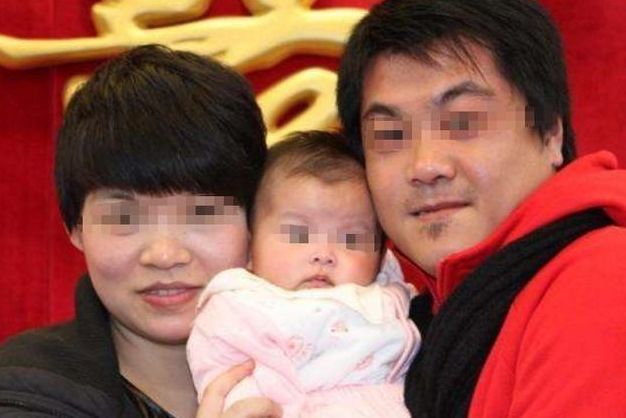 妻子去世後，3歲女兒指著大木櫃喊媽媽，我撬開鎖，低頭一看愣了
